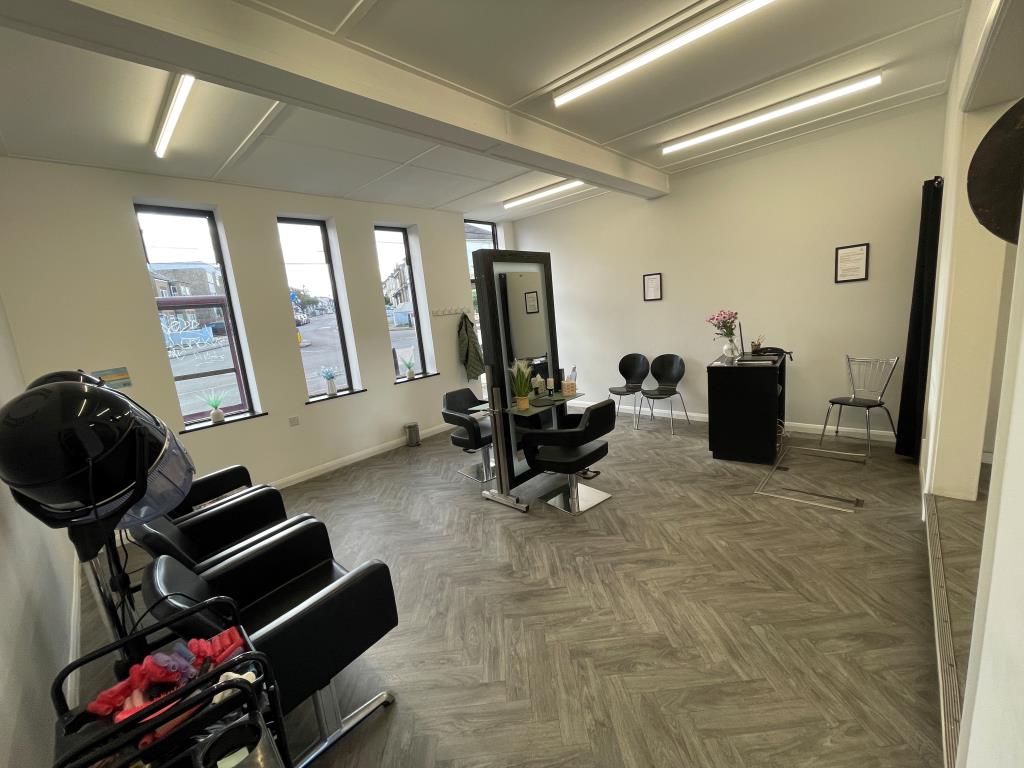 Lot: 111 - FREEHOLD SHOP AND TWO-BEDROOM FLAT - Ground floor hairdressers
